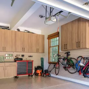 ????️ Ready to completely makeover your garage? From flooring to storage, we’ll help you create a functional and stylish space! ???? Let’s make your dream garage a reality—get started today!