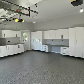 Clean, organized, and built for your needs! ????✨ These custom garage cabinets offer plenty of storage while keeping everything within reach. Ready to upgrade your space? Call now to design yours! ????