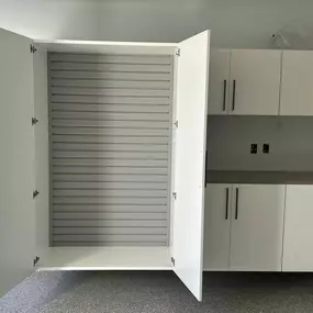 Smart storage meets sleek design! ????✨ These custom cabinets and slat walls keep your garage organized while maximizing space. Ready to create a setup that works for you?