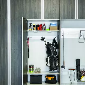 Cabinets that are tough enough for the garage but stylish enough to impress? Yes, please! Keep tools, gear, and supplies neatly tucked away with custom storage designed for your space. ????✨ Let’s build something great!