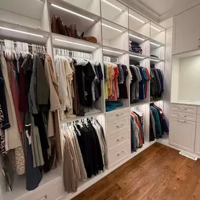 Everything has its place — and looks good while doing it. ???? These white shaker fronts paired with soft leather pulls add a clean, elevated touch to this custom closet. Ready for storage that works as hard as you do? Call us today to get started!