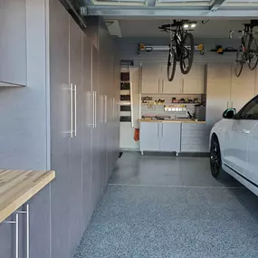 Tired of the mess? ????️???? A full garage makeover includes storage, workspace, and flooring upgrades that transform the entire space. Schedule your consultation, let’s bring order to the chaos!