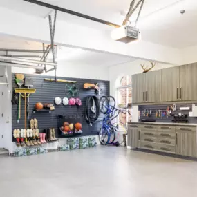 Bikes, backpacks, sports gear—everything has a place! ???????? Slatwall storage keeps your garage tidy and family-friendly. Want to simplify your everyday routine? Let’s get started!