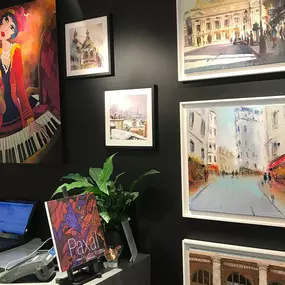 Carré d’artistes est un réseau de plus de 30 galeries d’art en France et à l’international ainsi qu’une galerie en ligne. Venez admirer les œuvres de nos artistes dans la galerie la plus proche de chez vous. Située près de la célèbre Place du Tertre, notre équipe vous accueille pour vous faire découvrir des artistes de talent à travers une sélection d’œuvres d’art uniques.