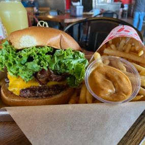 Bild von Aioli Gourmet Burgers - 32nd & Shea