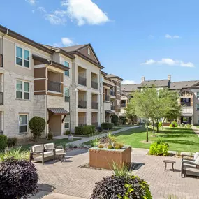 Courtyard between buildings at Camden La Frontera