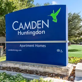 Entry sign at Camden Huntingdon