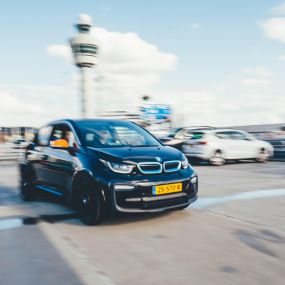 zoek een deelauto op Schiphol en rijd naar Amsterdam