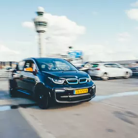 zoek een deelauto op Schiphol en rijd naar Amsterdam