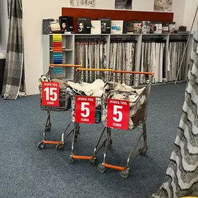 Preuss Raumgestaltung zieht um – und räumt das Lager! Im Bild: Stoffe und Heimtextilien im Abverkauf mit Sonderpreisen ab 5 Euro. Neuer Standort ab 16.12.2025: Frankfurter Weg 30 in Paderborn.