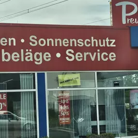 Preuss Raumgestaltung – Ihr Raumausstatter in Paderborn. Noch bis zum 15.12.2025 am Frankfurter Weg 52 – danach am neuen Standort Frankfurter Weg 30. Maßgardinen, Bodenbeläge, Sonnenschutz und Service – persönlich, professionell und traditionsreich. Bei uns arbeiten ausschließlich ausgebildete Fachkräfte. Sie messen, wir messen – denn bei Sonderanfertigungen zählt jedes Detail. Am Ende sind beide zufrieden und glücklich, weil alles passt.