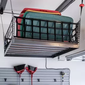 ???? Free up floor space with overhead storage! It’s the perfect solution for storing bulky items and keeping your garage organized. ????️ Ready to optimize your garage? Get in touch today!