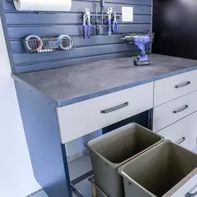???? Keep your garage tidy with a built-in trash system! Discreet and functional, it makes cleanup quick and easy. ????️ Ready to add one to your space? Contact us today!