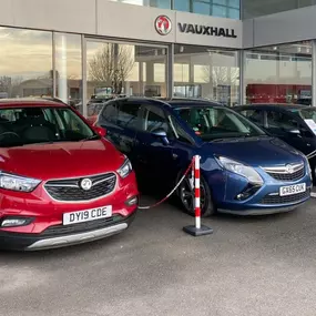 Cars outside the Vauxhall Hull West dealership