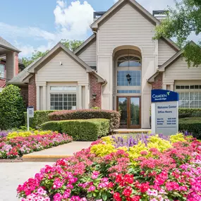 Front entrance of Camden Stonebridge Apartments in Houston, TX