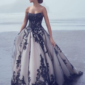 Bild von Bustle Bridal Gowns & Accessories