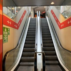 Basic-Fit Hoogvliet Middenbaan-Noord 24/7 - stairs