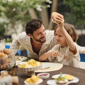 Morgengold Frühstücksdienste – Ihr Lieferservice für Semmeln, Weckerl und Brot in Österreich

Morgengold bringt frische Semmeln, Weckerl, Laiberl und Brot direkt an die Haustüre – in zahlreichen Städten und Regionen in Österreich. Ob werktags, an Sonntagen oder an Feiertagen, unser zuverlässiger Frühstückslieferservice sorgt für ein entspanntes Frühstück mit ofenfrischen Backwaren aus regionalen Handwerksbäckereien.