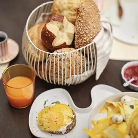 Morgengold Frühstücksdienste – Ihr Lieferservice für Semmeln, Weckerl und Brot in Österreich

Morgengold bringt frische Semmeln, Weckerl, Laiberl und Brot direkt an die Haustüre – in zahlreichen Städten und Regionen in Österreich. Ob werktags, an Sonntagen oder an Feiertagen, unser zuverlässiger Frühstückslieferservice sorgt für ein entspanntes Frühstück mit ofenfrischen Backwaren aus regionalen Handwerksbäckereien.