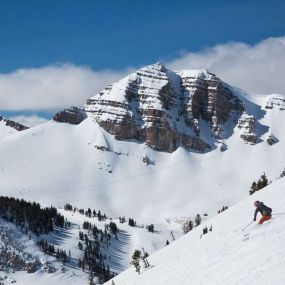 Amangani, USA - Activities, Skiing Rendezvous Bowl with view of Cody Peak at JHMR