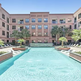 Resort-Style Pool at Camden Travis Street Apartments in Midtown Houston, Tx