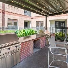 Outdoor grills with dining tables at Camden Travis Street Apartments in Midtown Houston, Tx