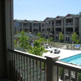 Gorgeous 4 BR3.5 Bath Townhome with Pool - Sleeps 10!