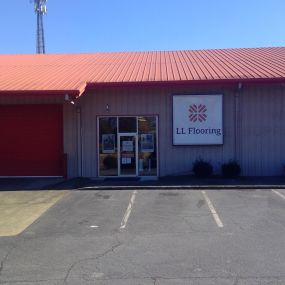 LL Flooring #1250 Newnan | 33 Amlajack Blvd. | Storefront