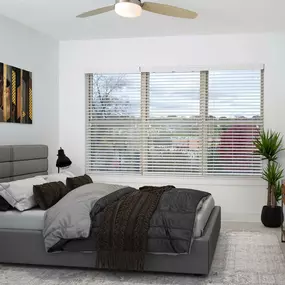 Uba tuba finishes bedroom with carpet and ceiling fan