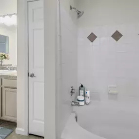 Camden Peachtree City apartments in Peachtree City, GA soaking tub