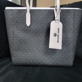 Check out this grey purse/handbag. This is the real deal dont miss out