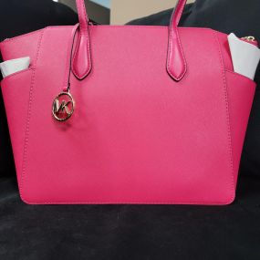Michael Kors amazing pink hand bag. All Michael Kors products from us are genuine. We value on quality  of our products.