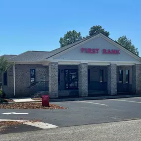 Bild von First Bank - West End, NC