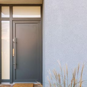 The front door and frames were spray painted in anthracite grey achieving a modern and sophisticated look