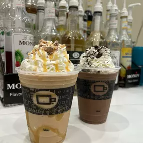 Caramel Crunch Swirl
Black & White Frappalatte