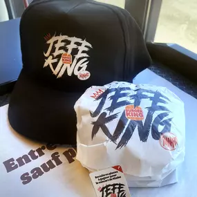 ???????? MENU JEFE KING — LE BURGER QUI FAIT DU BRUIT !

Quand Ninho pose sur un beat, ça fait des hits. Quand Ninho pose en cuisine avec le chef Xavier Pincemin, ça donne le Menu Jefe King.

???? Un burger conçu par le Jefe lui-même, validé en studio et en cuisine. ???? Des saveurs qui kickent fort, comme un couplet bien calé. ???? Et en bonus : un ticket en or pour son prochain concert à gagner. Oui, une vraie place, pas un freestyle.

Tu veux goûter le burger ? Tu veux voir Ninho en live ? Tu