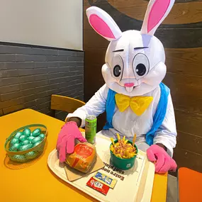 ???????? Même le lapin de Pâques a besoin d’une pause… et devinez où il a foncé ?

Après avoir bondi toute la matinée, il a lâché les œufs pour un Whopper® bien chaud (et franchement, on peut pas lui en vouloir).

???? Et vous, vous venez chercher quoi aujourd’hui ? Un Whopper® ? Des œufs ? Pourquoi pas les deux ? ????