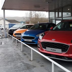 Cars outside the Ford Kirkintilloch dealership