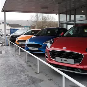 Cars outside the Ford Kirkintilloch dealership