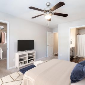 Living room with walk-in closet and en suite bathroom at Camden Reunion Park