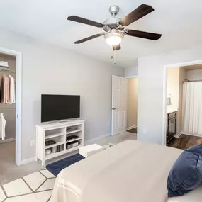 Living room with walk-in closet and en suite bathroom at Camden Reunion Park