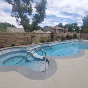Freeform custom pool and spa with stone edge