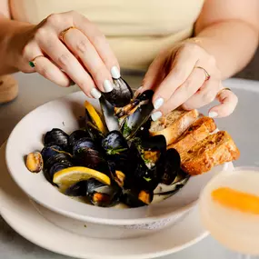 Happy Hour Moules Mariniere