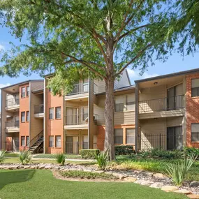 Building exterior and courtyard at Camden Valley Park