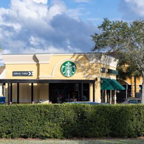 Neighborhood shopping plaza featuring Starbucks near Camden Lee Vista apartments in Orlando, Florida.
