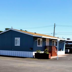 The guests at Treasure Island Mobile Home & RV Park get to enjoy modern amenities, including private showers and bathrooms, sanitizing stations, laundry facilities, a dog park, outdoor leisure areas with picnic tables, and premium pull-through sites.