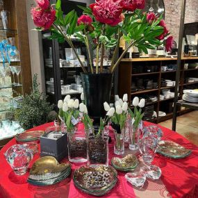 Philippa’s here again……today prepping our favorite Valentine gestures of affection….AnnieGlass heart plates, SimonPeace heart vases and Love paperweight, and new this year, chocolate from our local CocoSherrie! Great weekend to visit as we are ready for❤️and our January Sale wraps up with new markdowns!