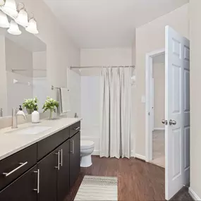 Large en suite bathroom with bathtub