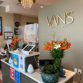 The entrance and waiting area at Van's Nail & Spa is a beautiful glamorous style that makes everyone feel comfortable but fancy.