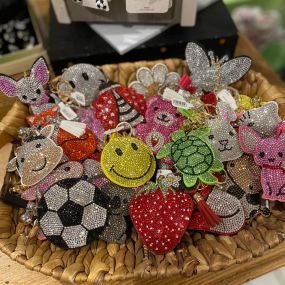 These sparkly, fun keychains will brighten your day????❣️